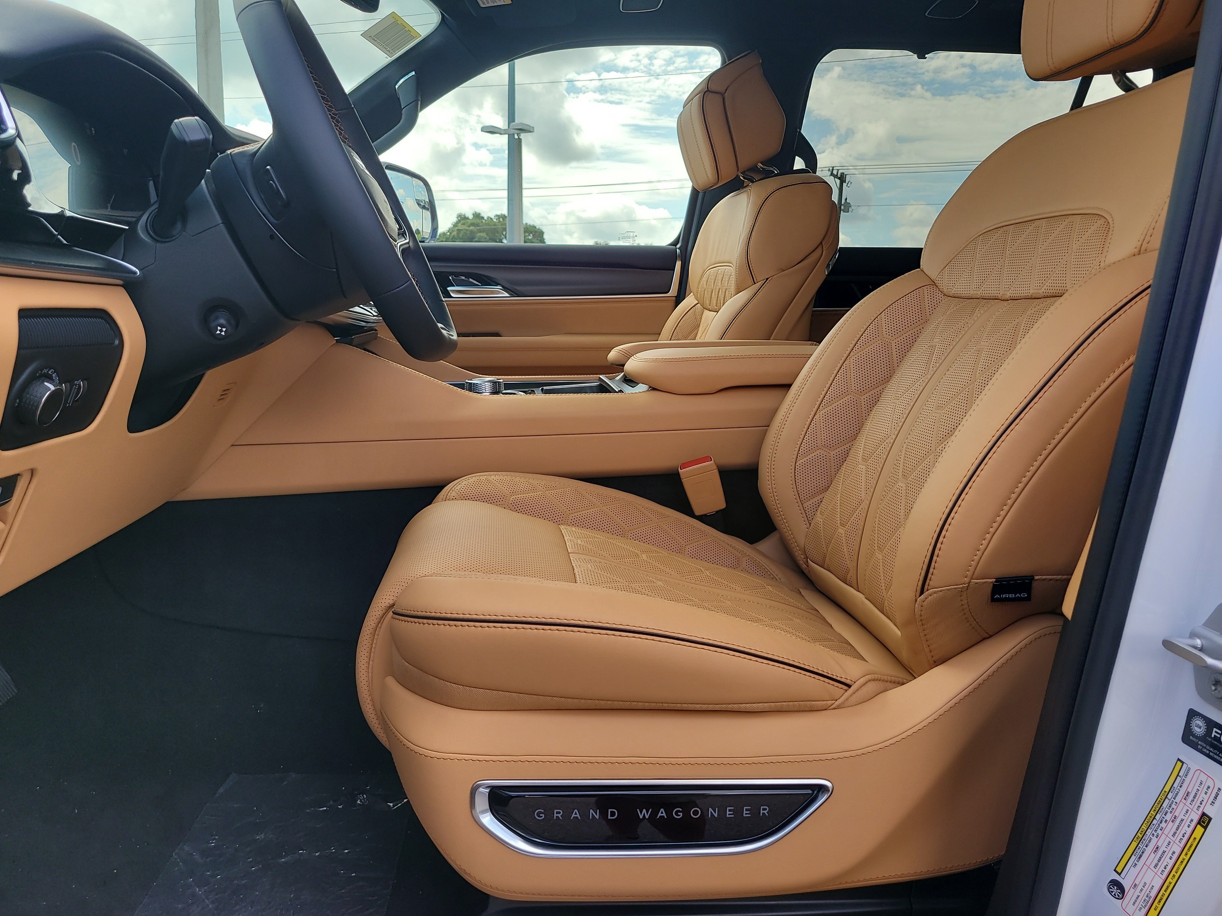 New 2026 Bright White Clear-Coat Exterior Paint Jeep Summit Reserve image 16