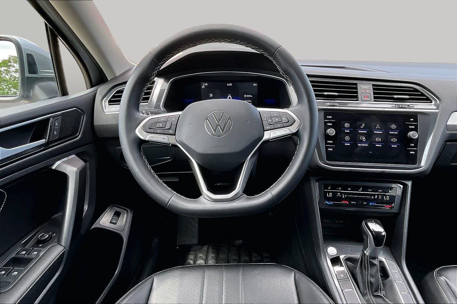 Used 2022 Pyrite Silver Metallic Volkswagen SE image 5