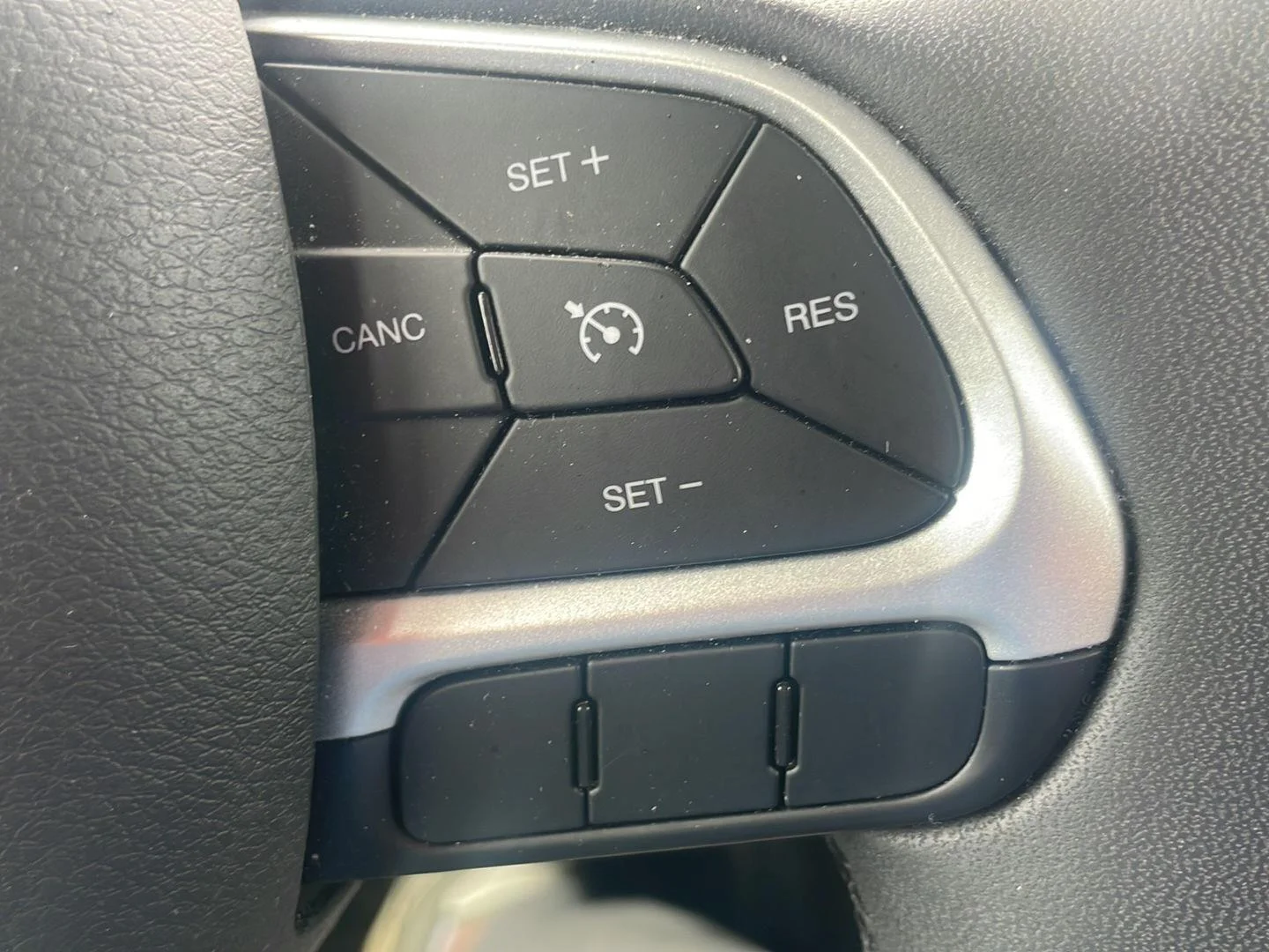 Used 2020 Alpine White Clearcoat Jeep Latitude image 3