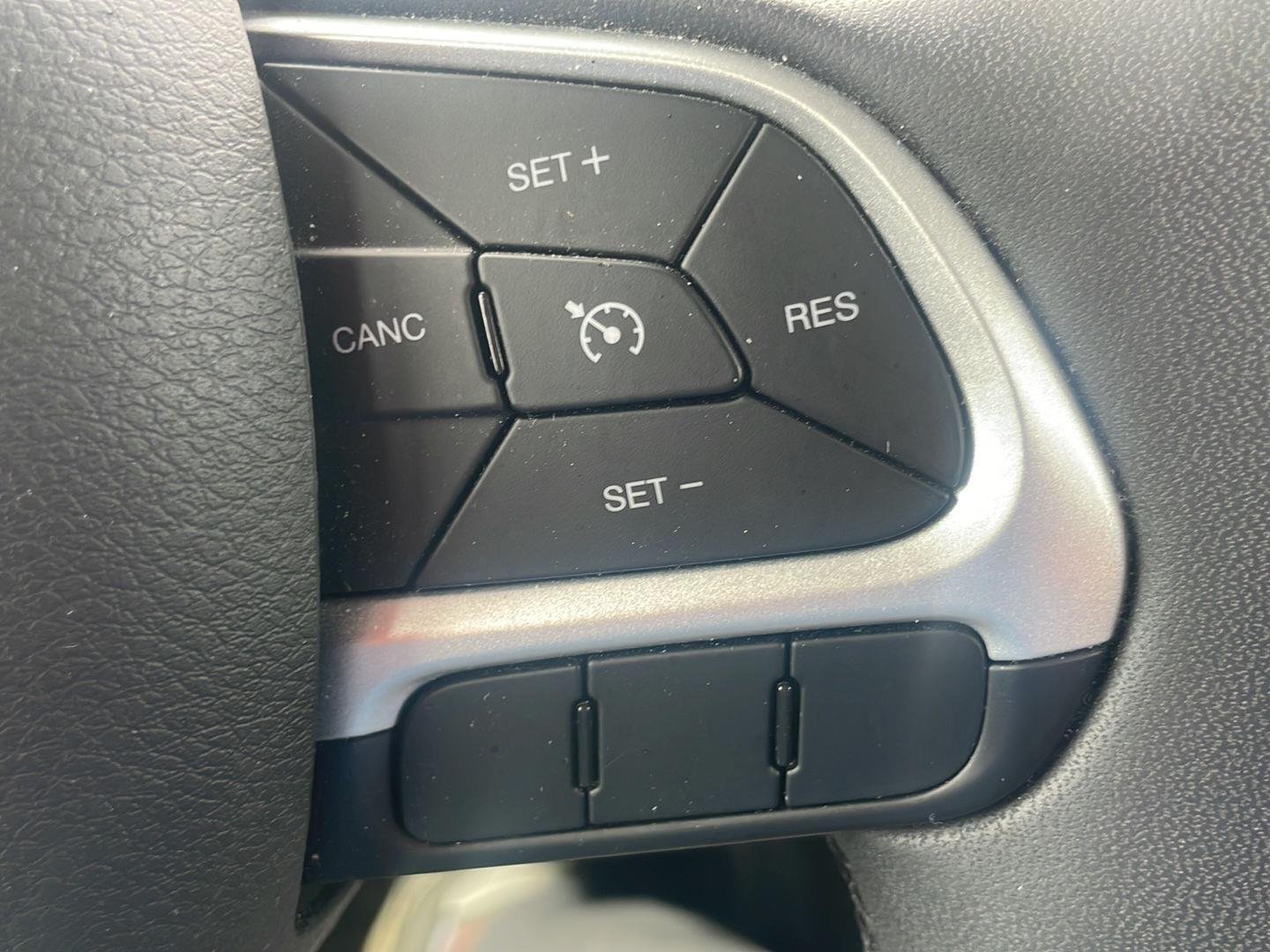 Used 2020 Alpine White Clearcoat Jeep Latitude image 3