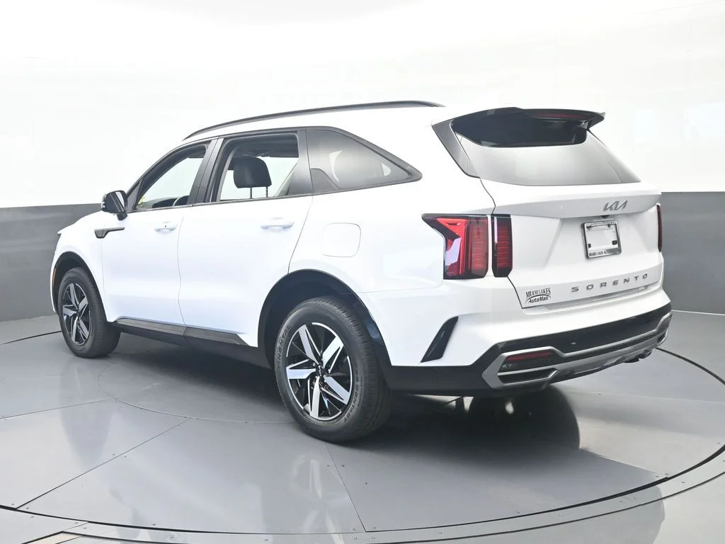 Used 2022 Glacial White Pearl Kia EX image 4