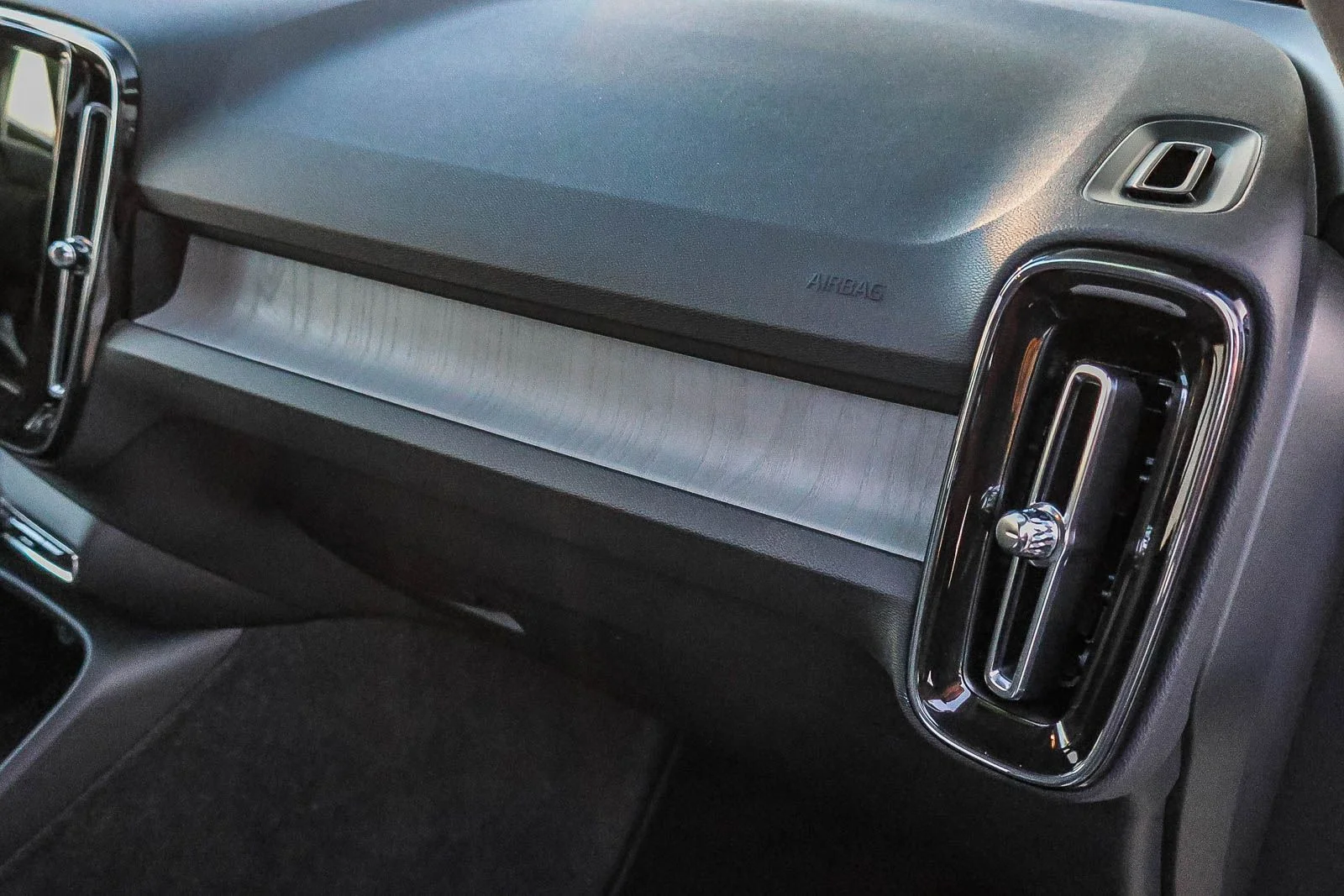 2025 Volvo XC40 Core - Photo 19