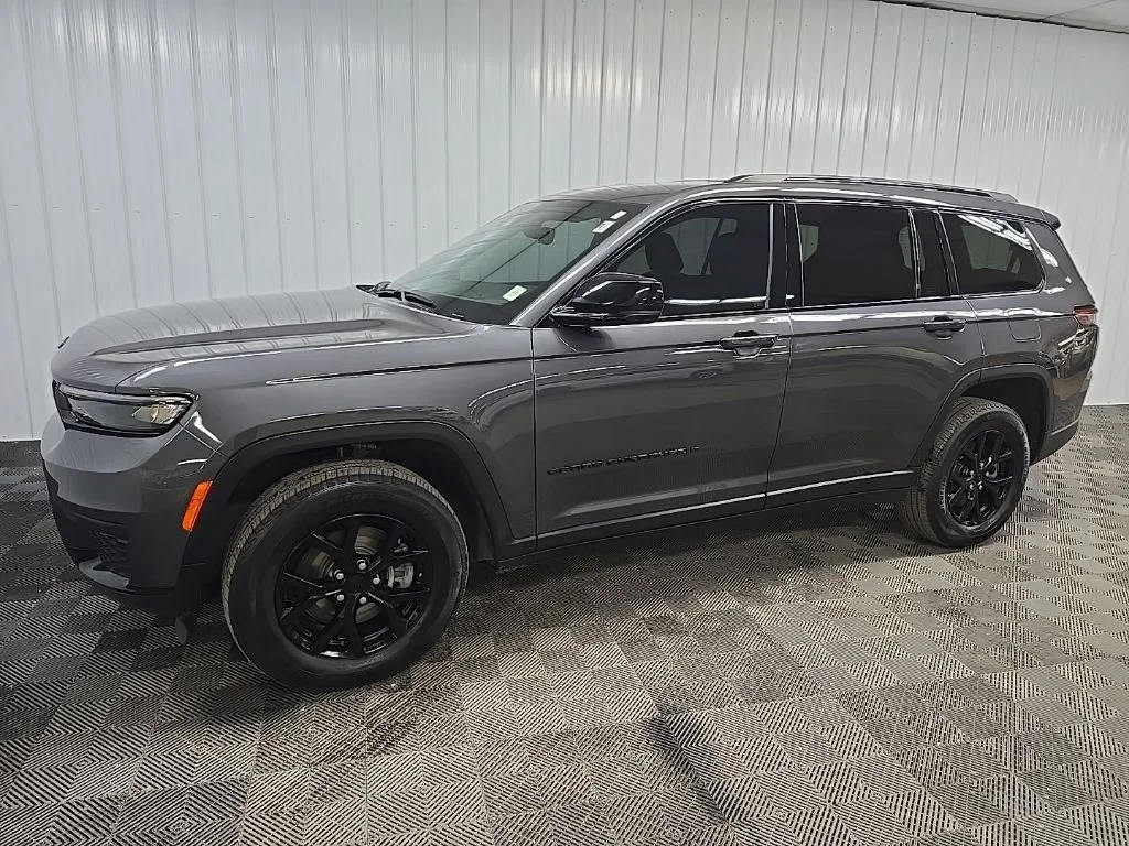 Used 2024 Gray Jeep Altitude image 6