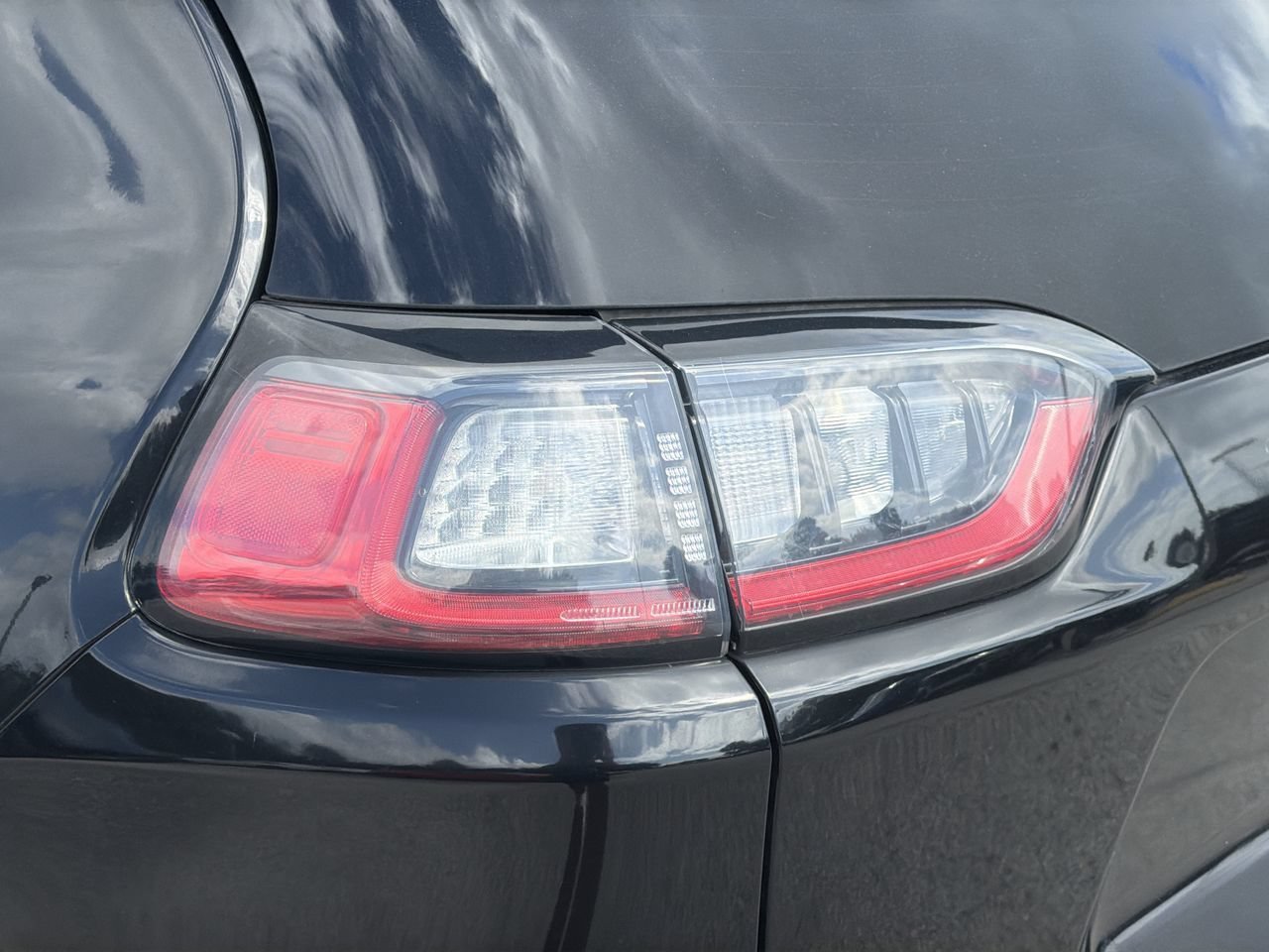 Used 2020 Diamond Black Crystal Pearlcoat Jeep Latitude image 7