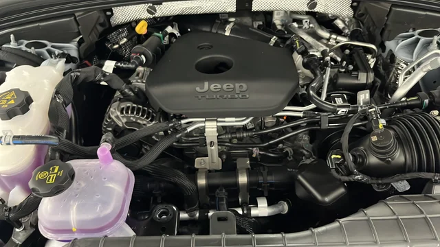 New 2026 Bright White Clear-Coat Exterior Paint Jeep Limited image 27