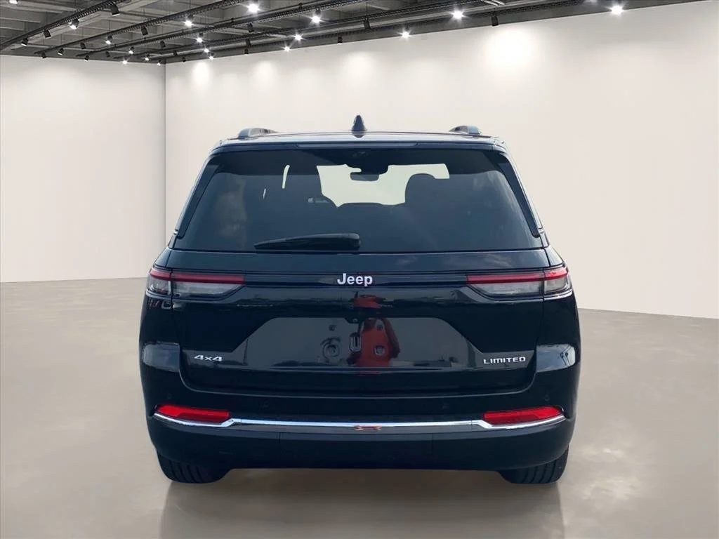 Used 2025 Diamond Black Crystal Pearlcoat Jeep Limited image 6