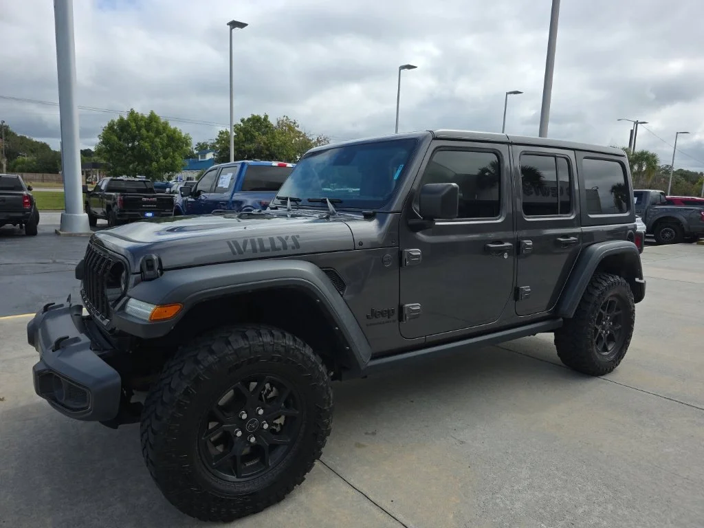 Used 2024 Crystal Metallic Jeep Sport image 5