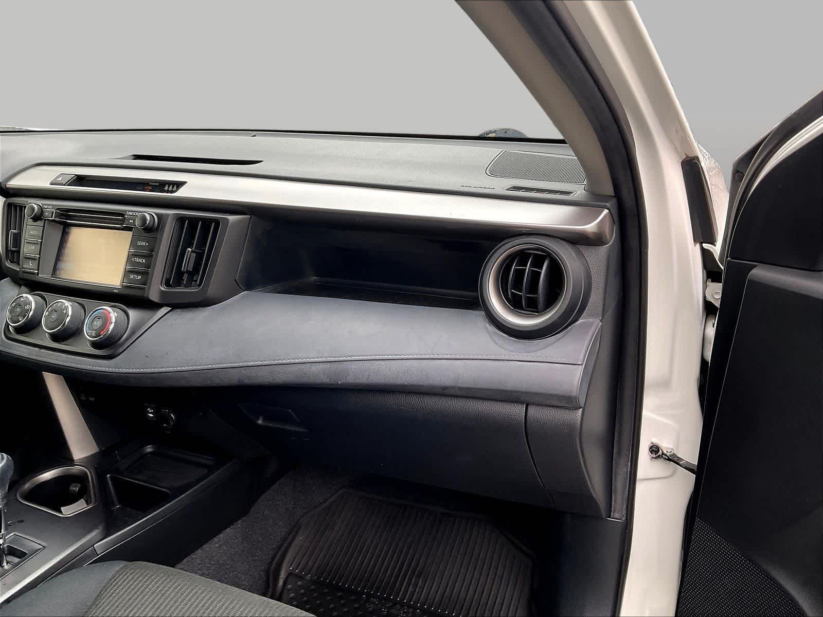 2017 Toyota RAV4 LE - Photo 27