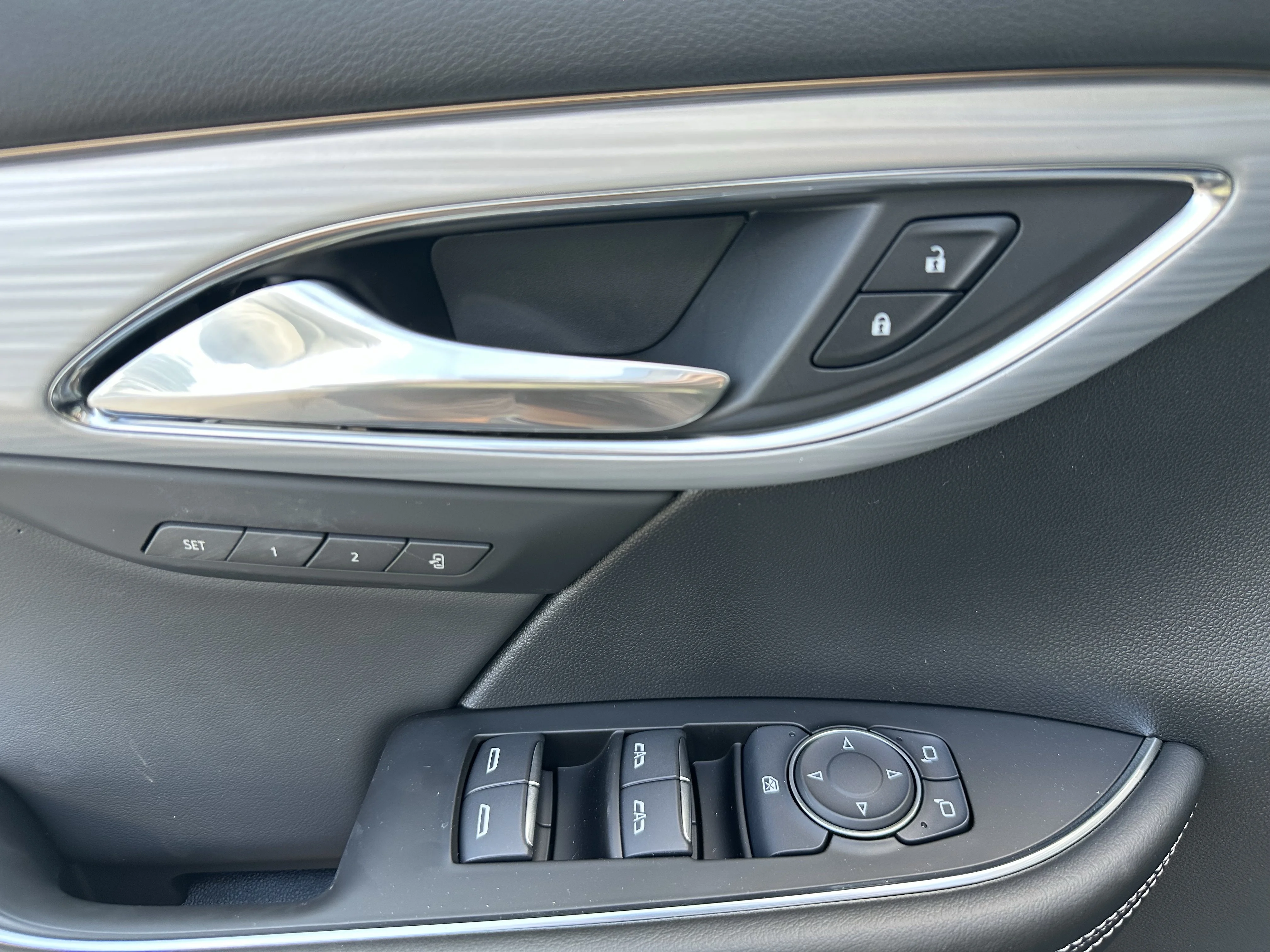 New 2026 Iridescent White Tricoat Buick Avenir image 9