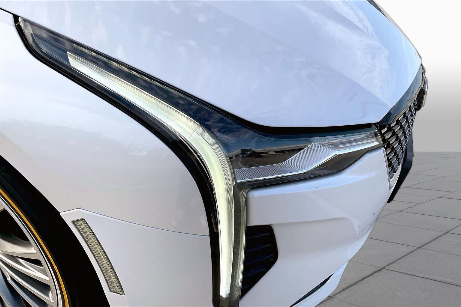 Used 2020 Crystal White Tricoat Cadillac Premium Luxury image 27
