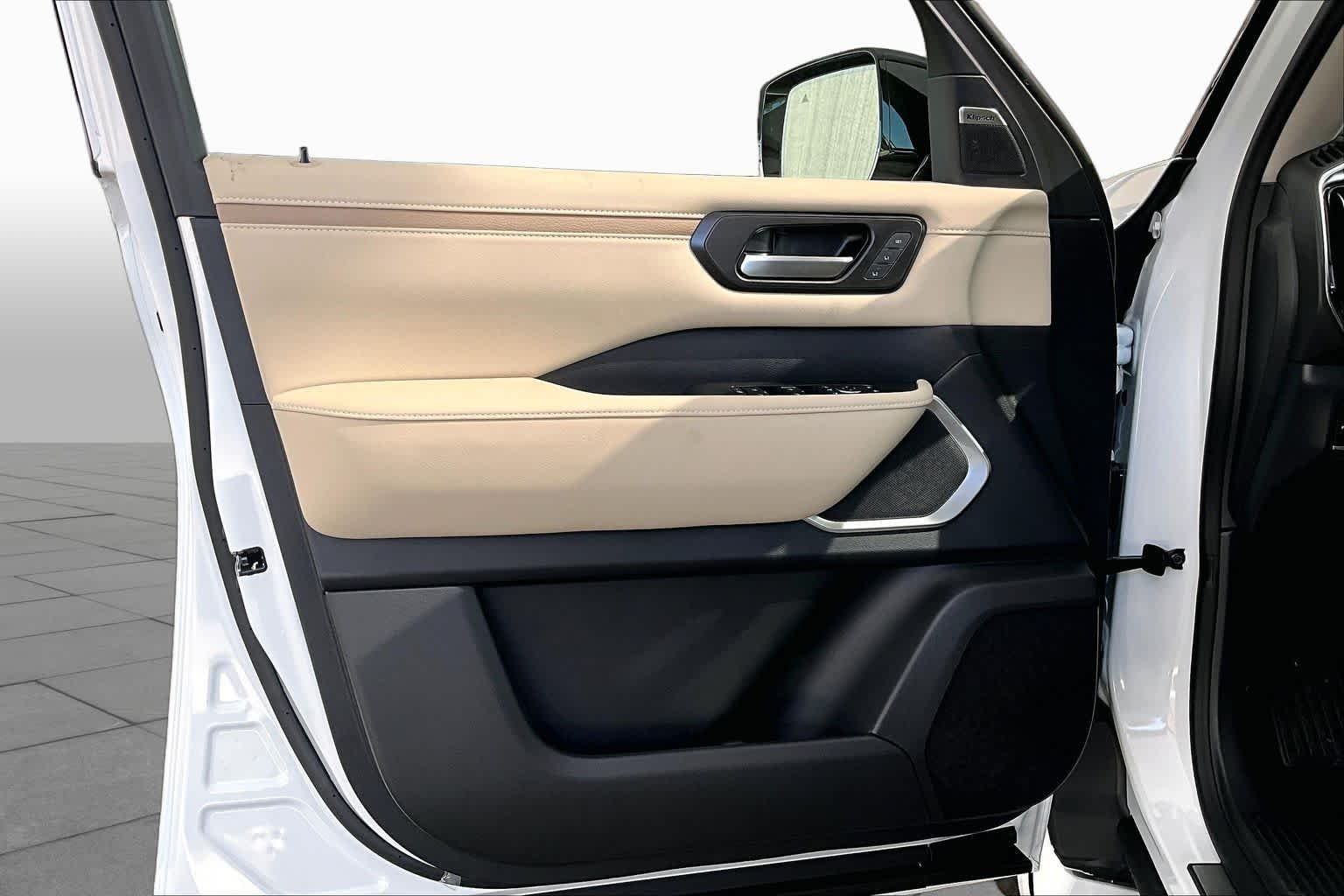 New 2026 Everest White TriCoat / Super Black Two-tone Nissan Platinum Reserve image 13