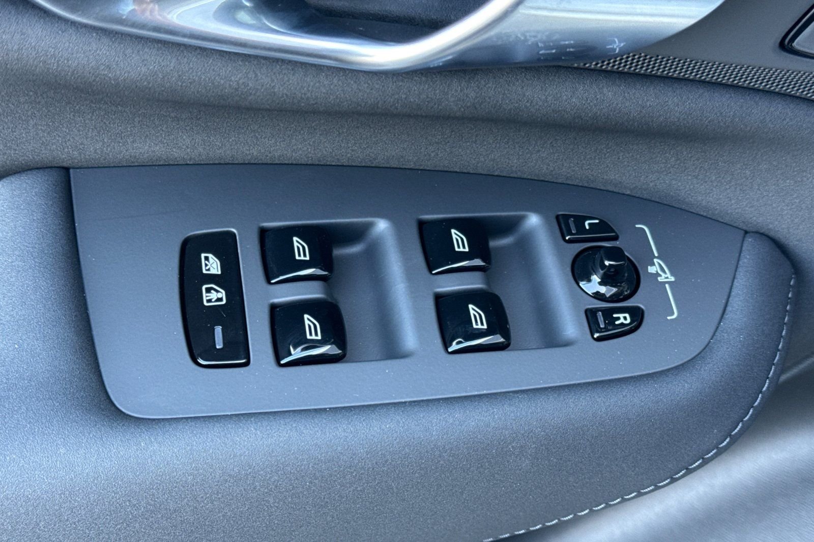 New 2026 Varesine Blue Land Rover SE image 11