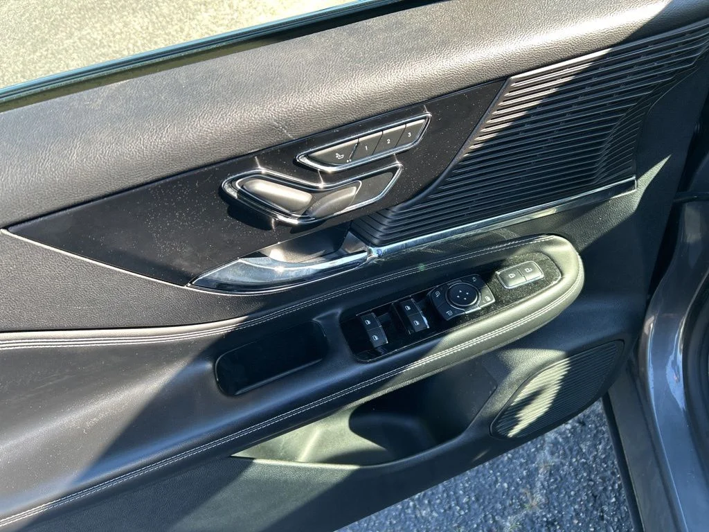 Used 2021 Gray Lincoln Standard image 12