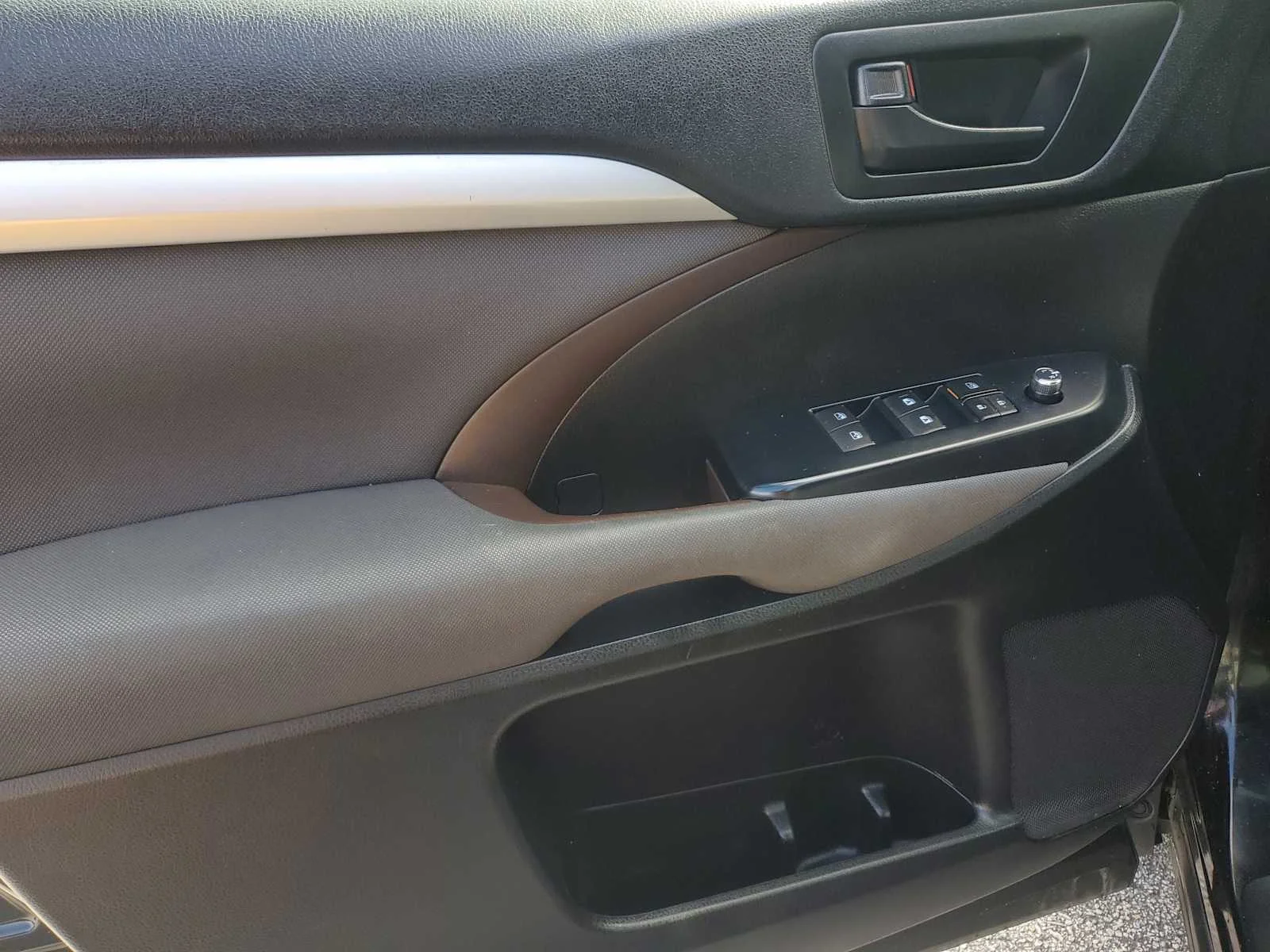 Used 2019 Midnight Black Metallic Toyota LE image 17