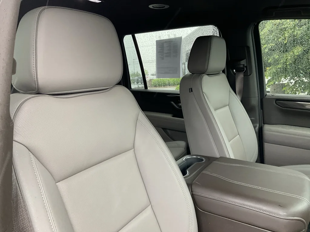 Used 2025 Summit White GMC Elevation image 12