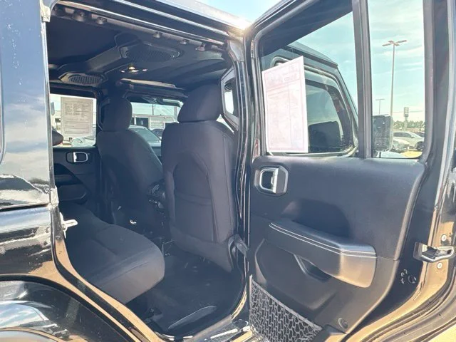Used 2019  Jeep Sahara image 37