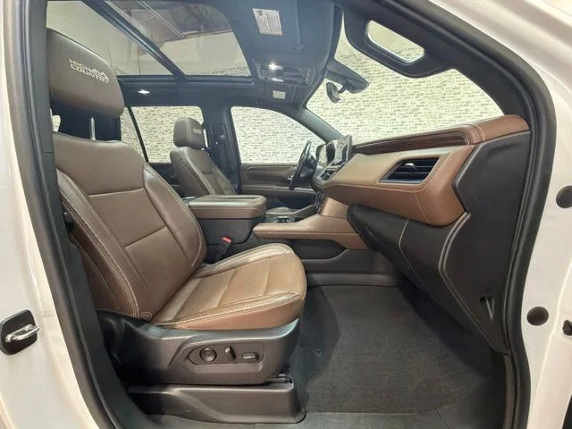 Used 2022 Iridescent Pearl Tricoat Chevrolet High Country image 10
