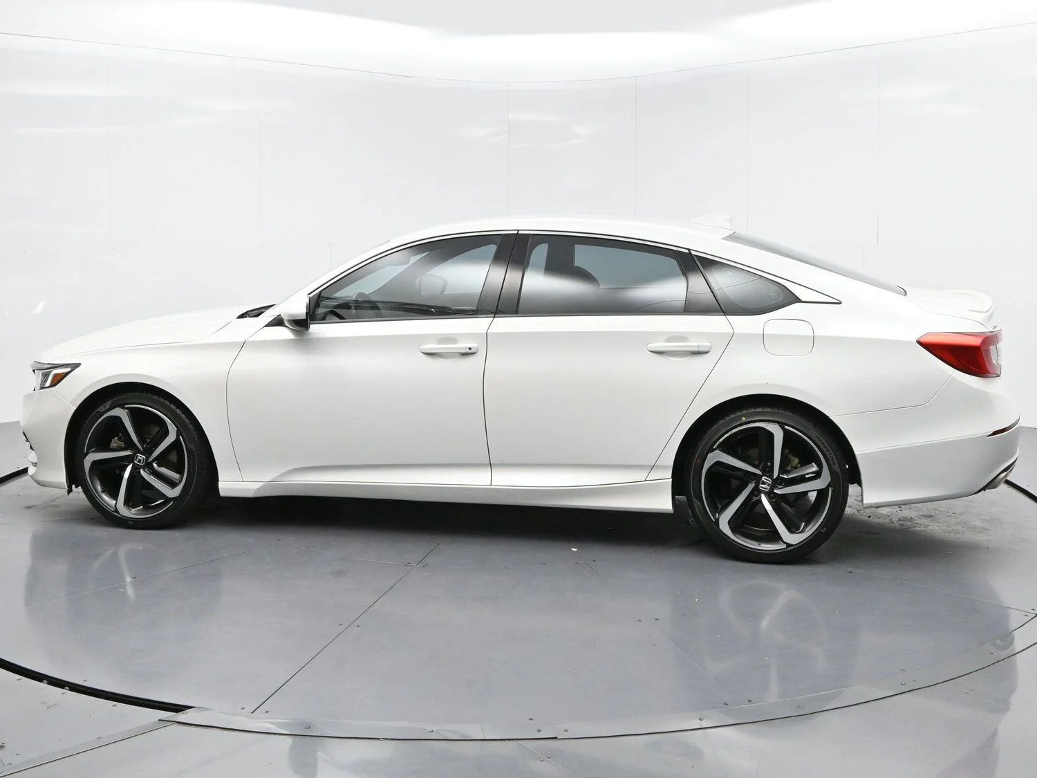 Used 2018 Platinum White Pearl Honda Sport image 4
