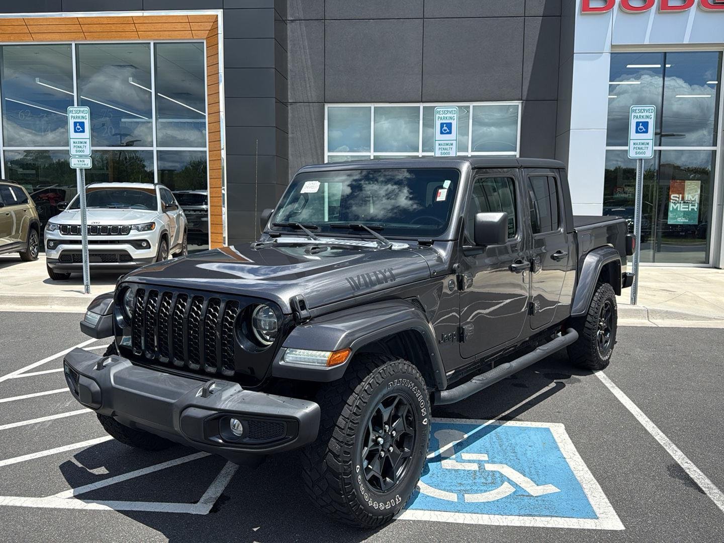 Used 2022  JEEP SPORT image 1