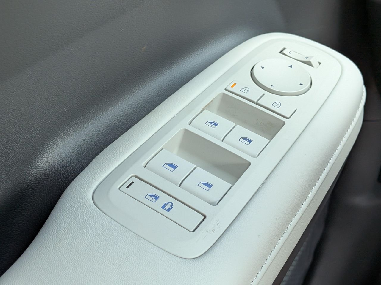 New 2026 Hampton Gray Hyundai SE image 21