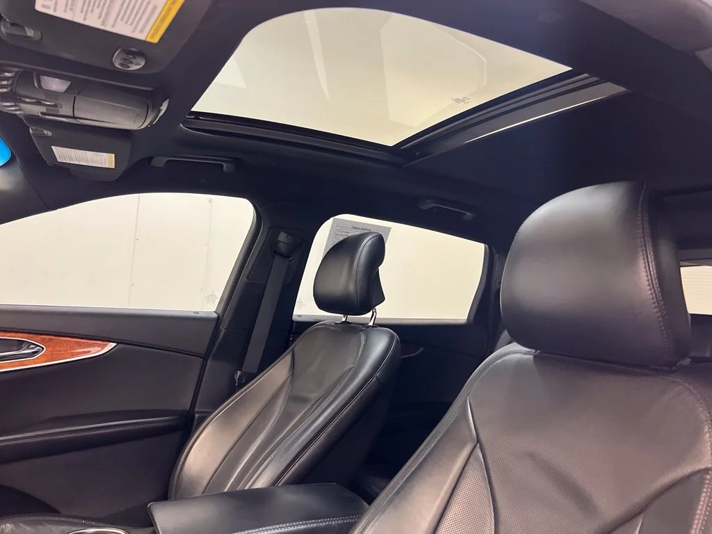 Used 2019 White Lincoln Reserve image 16