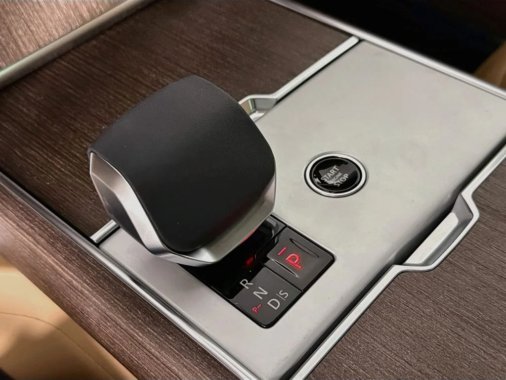 New 2026 Eiger Grey Land Rover SE image 17
