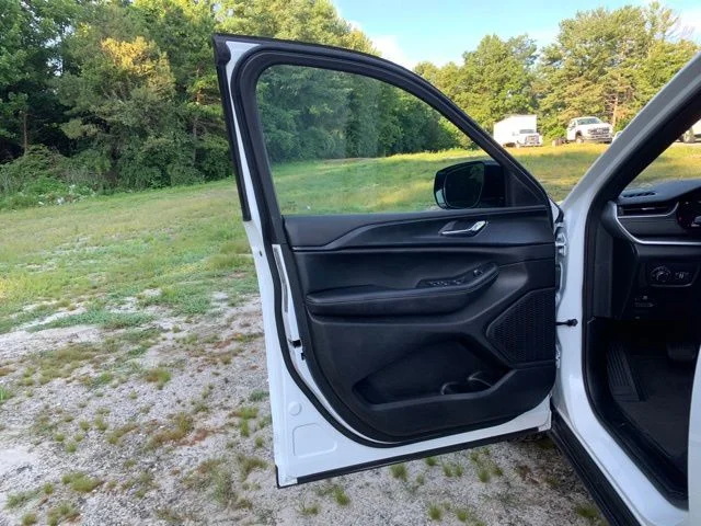 Used 2025 White Jeep Altitude image 21