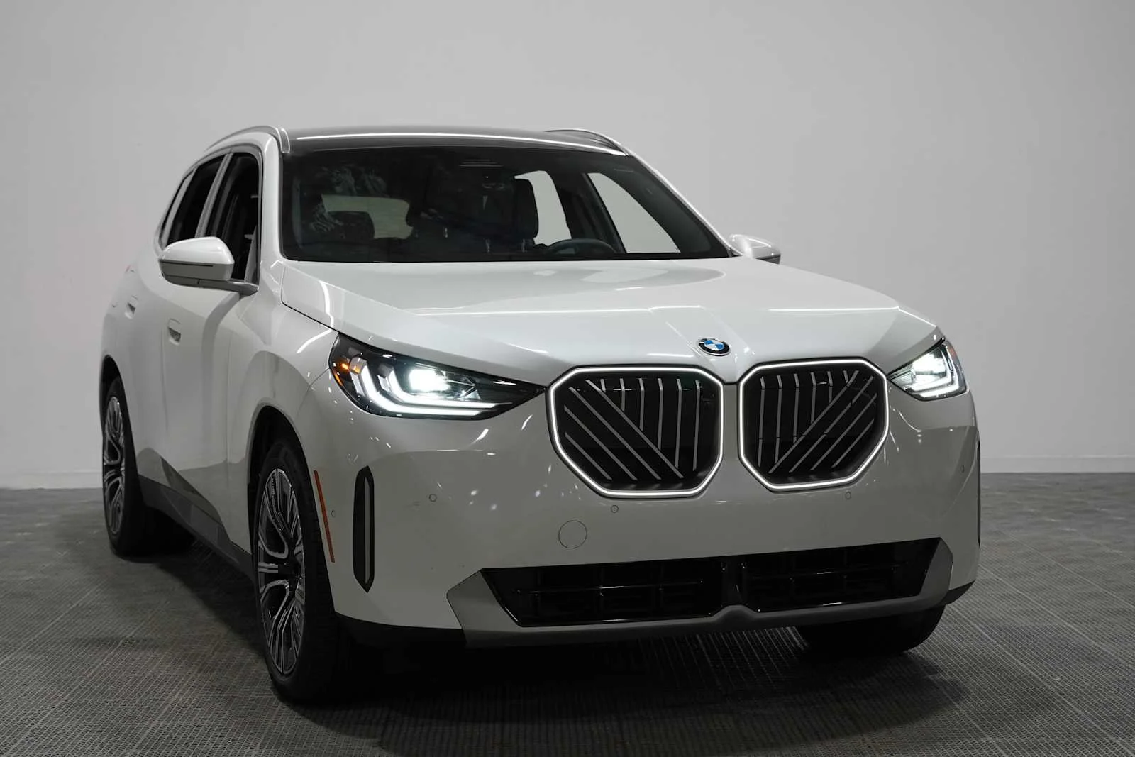 Certified Used 2026 Mineral White Metallic BMW 30 xDrive image 3
