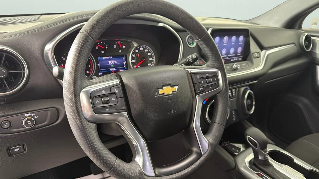 Used 2022 Summit White Chevrolet 2LT image 24