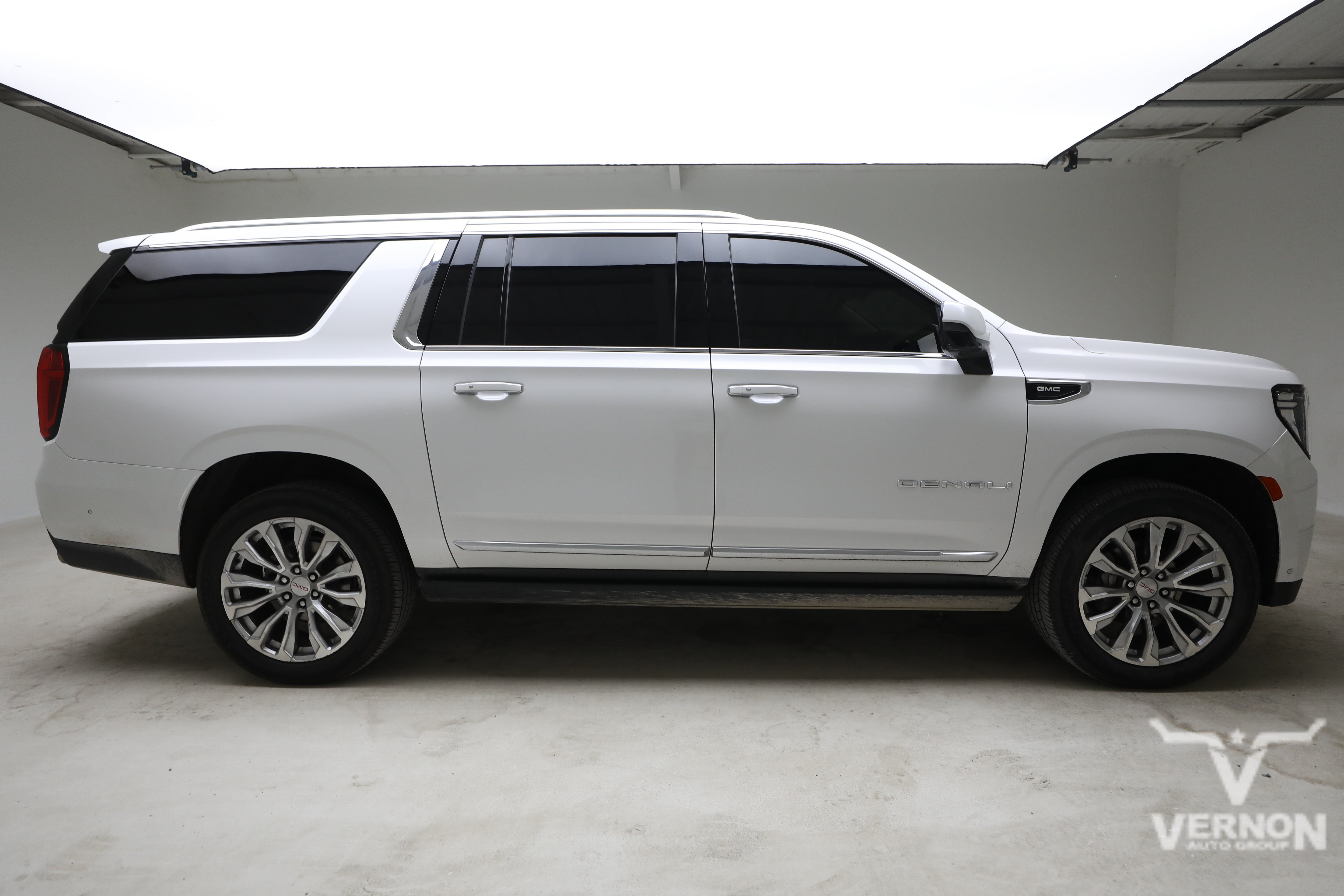 Used 2024 White Frost Tricoat GMC Y image 5