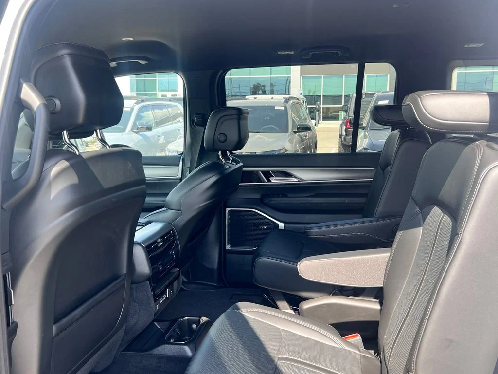 New 2026 Bright White Clear-Coat Exterior Paint Jeep  image 9