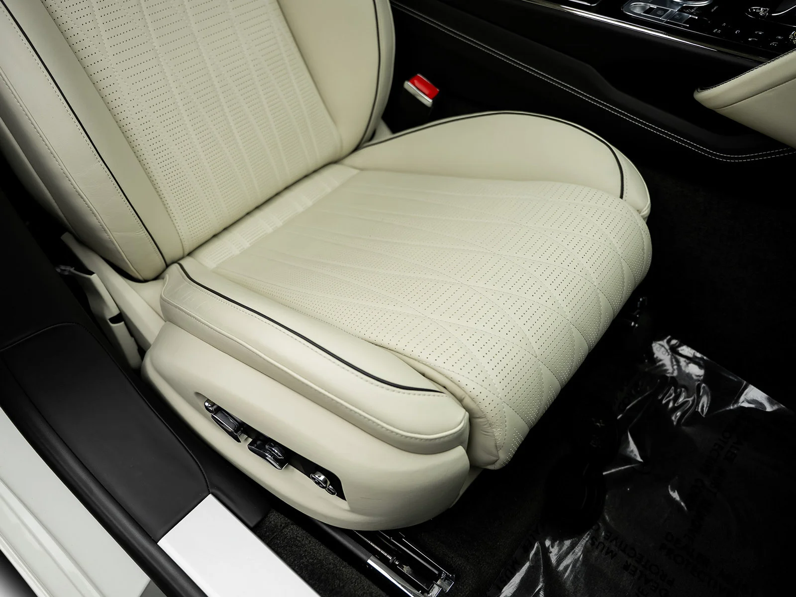 Used 2022 White Bentley  image 34