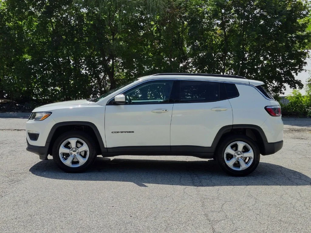 Used 2018 White Jeep Latitude image 8