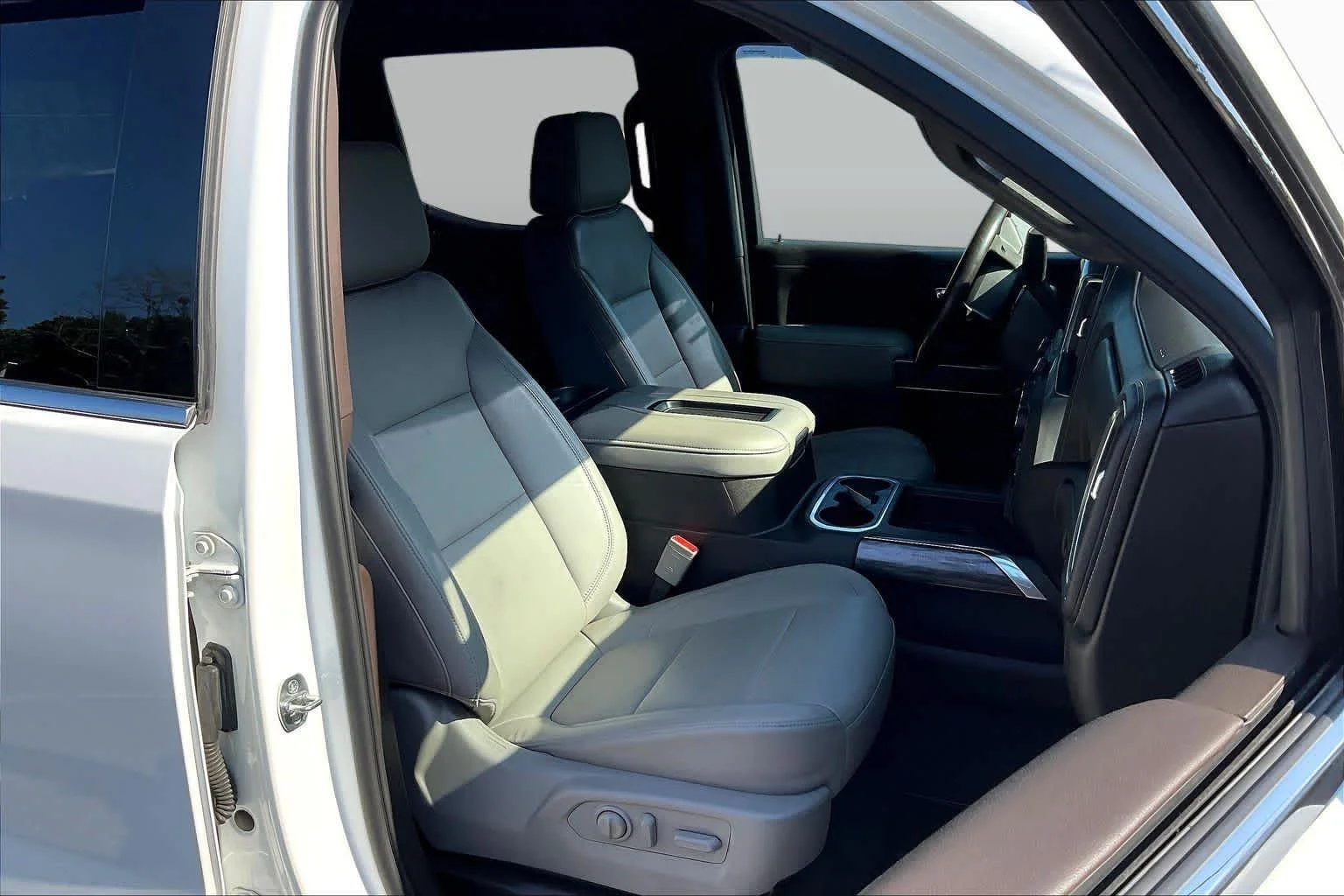 Used 2020 Summit White Chevrolet LTZ image 9