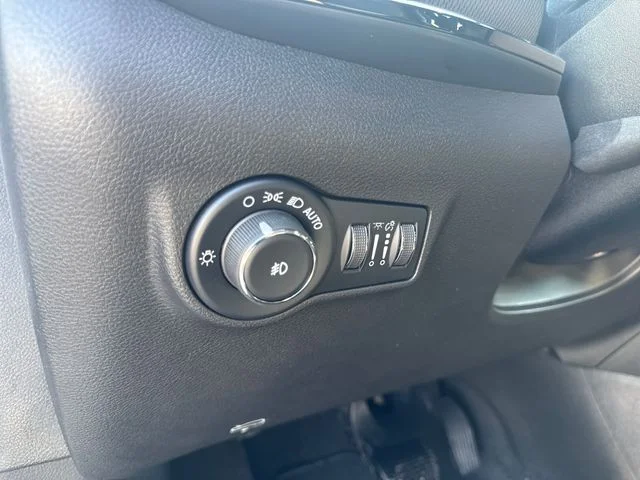New 2026 White Jeep Latitude image 10