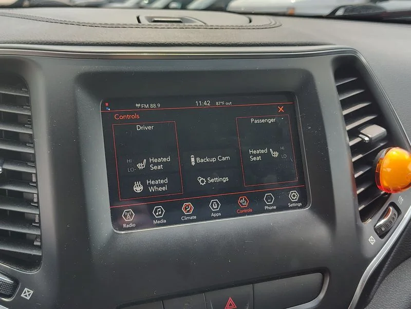 Used 2019 Gray Jeep Latitude Plus image 17