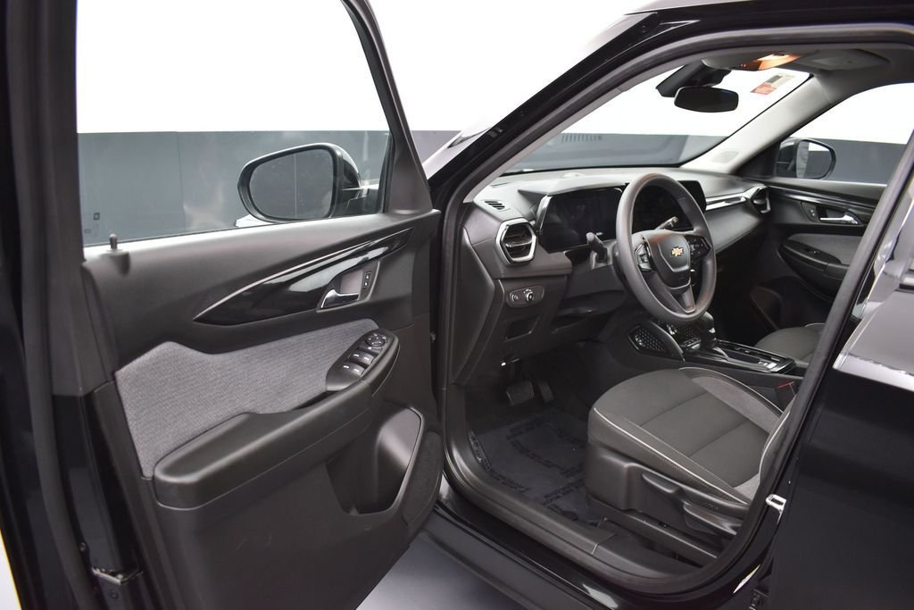 Used 2025 Black Metallic Chevrolet LT image 5