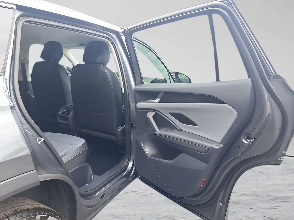 2025 Volkswagen Tiguan SE - Photo 25