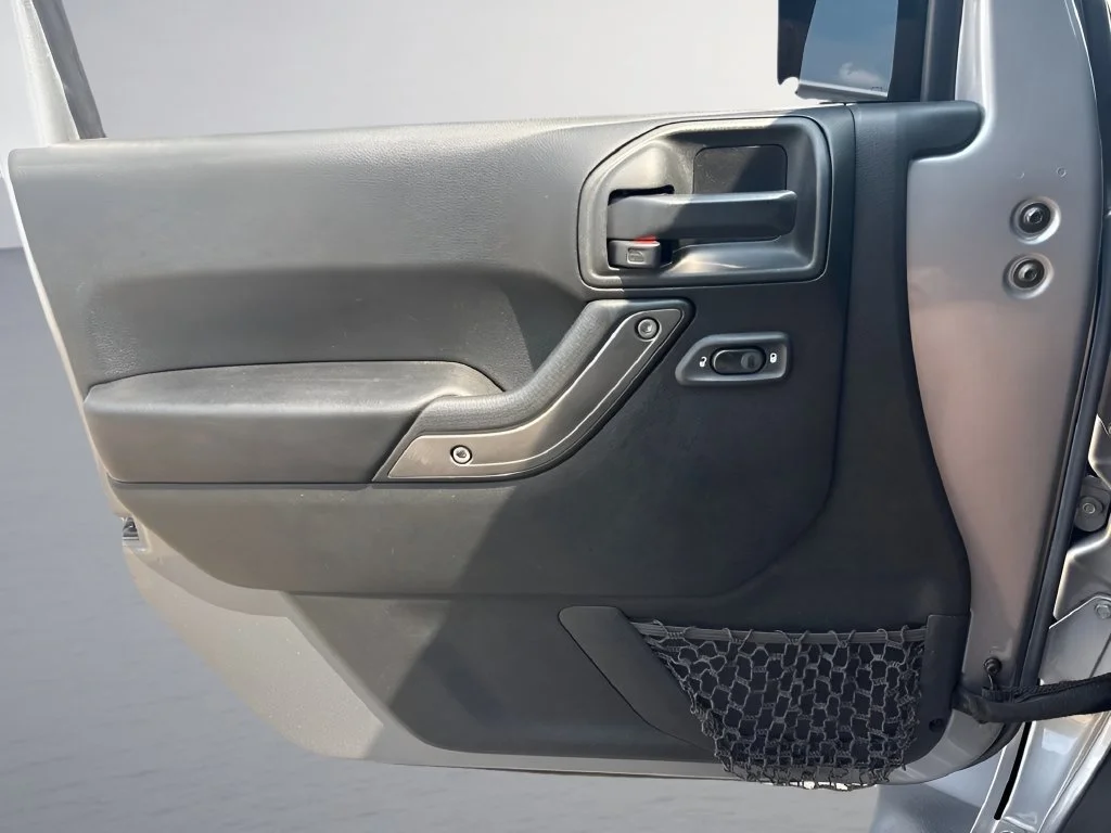 Used 2017  Jeep Sport image 21