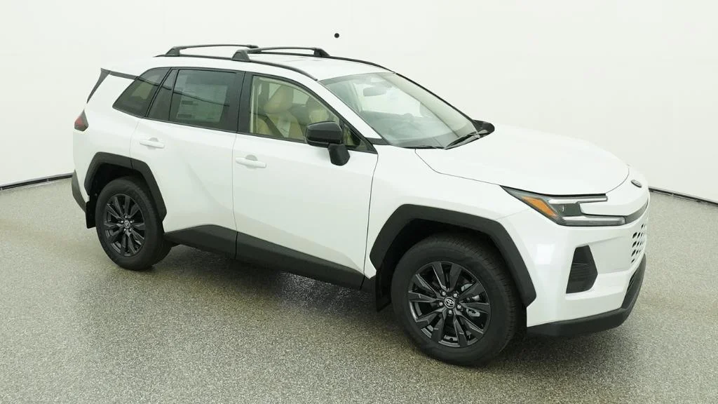 New 2026 Wind Chill Pearl Toyota XLE Premium image 5