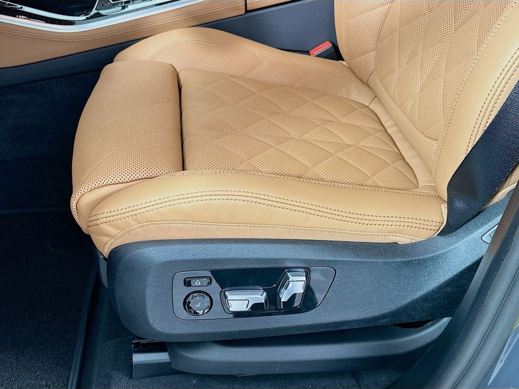 New 2026 Dravit Grey Metallic BMW xDrive50e image 21