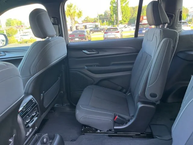 New 2026 Diamond Black Crystal Pearl-Coat Exterior Paint Jeep Laredo image 13