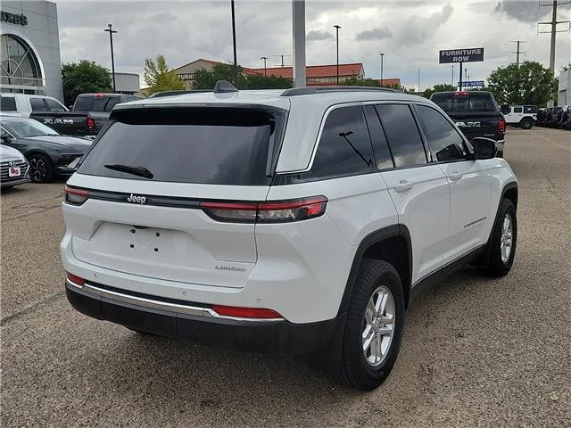 Used 2025 White. Jeep Laredo 4x2 image 4
