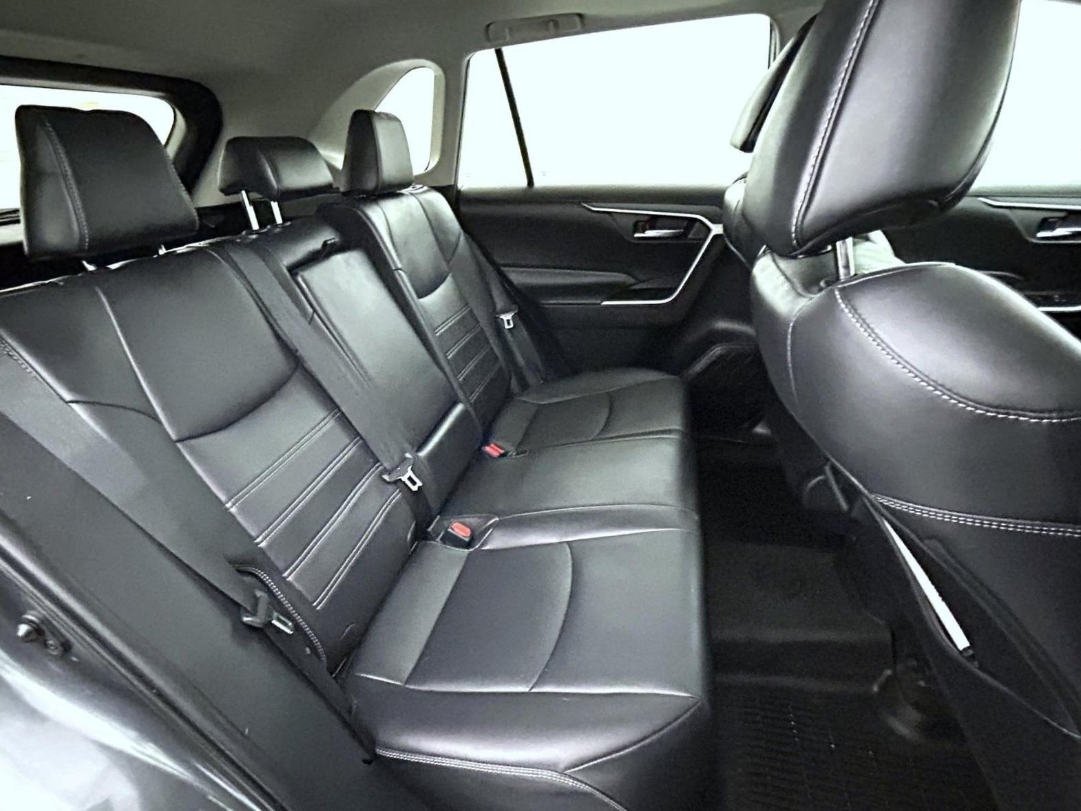 Used 2020 Gray Toyota XLE Premium image 18