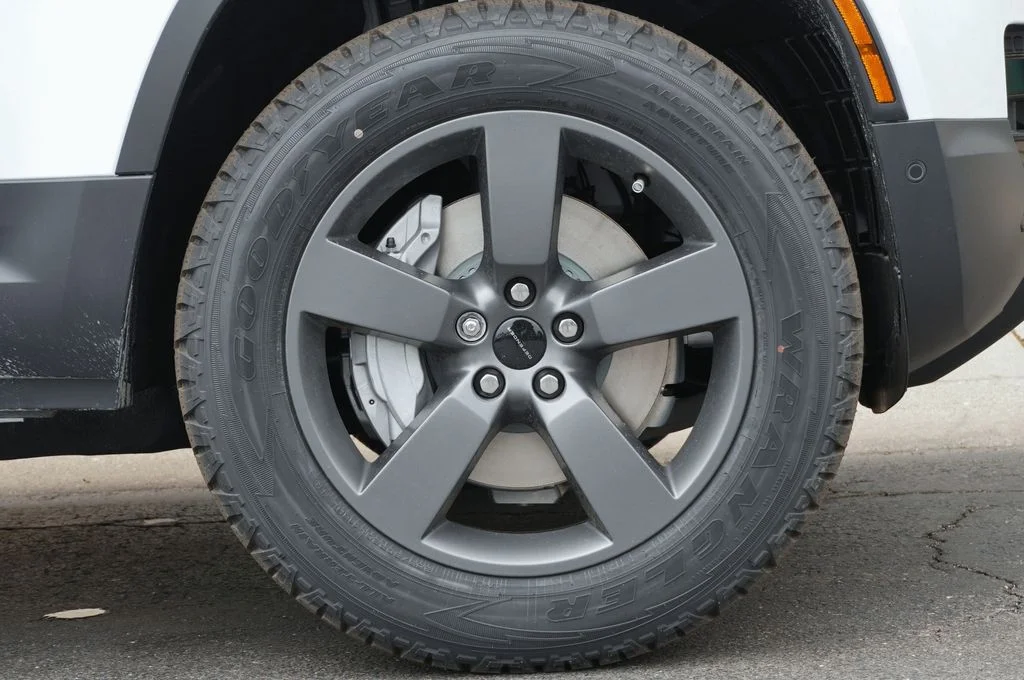 New 2026 Fuji White Land Rover S image 9