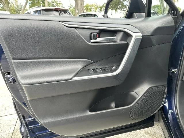 2025 Toyota RAV4 XLE - Photo 13