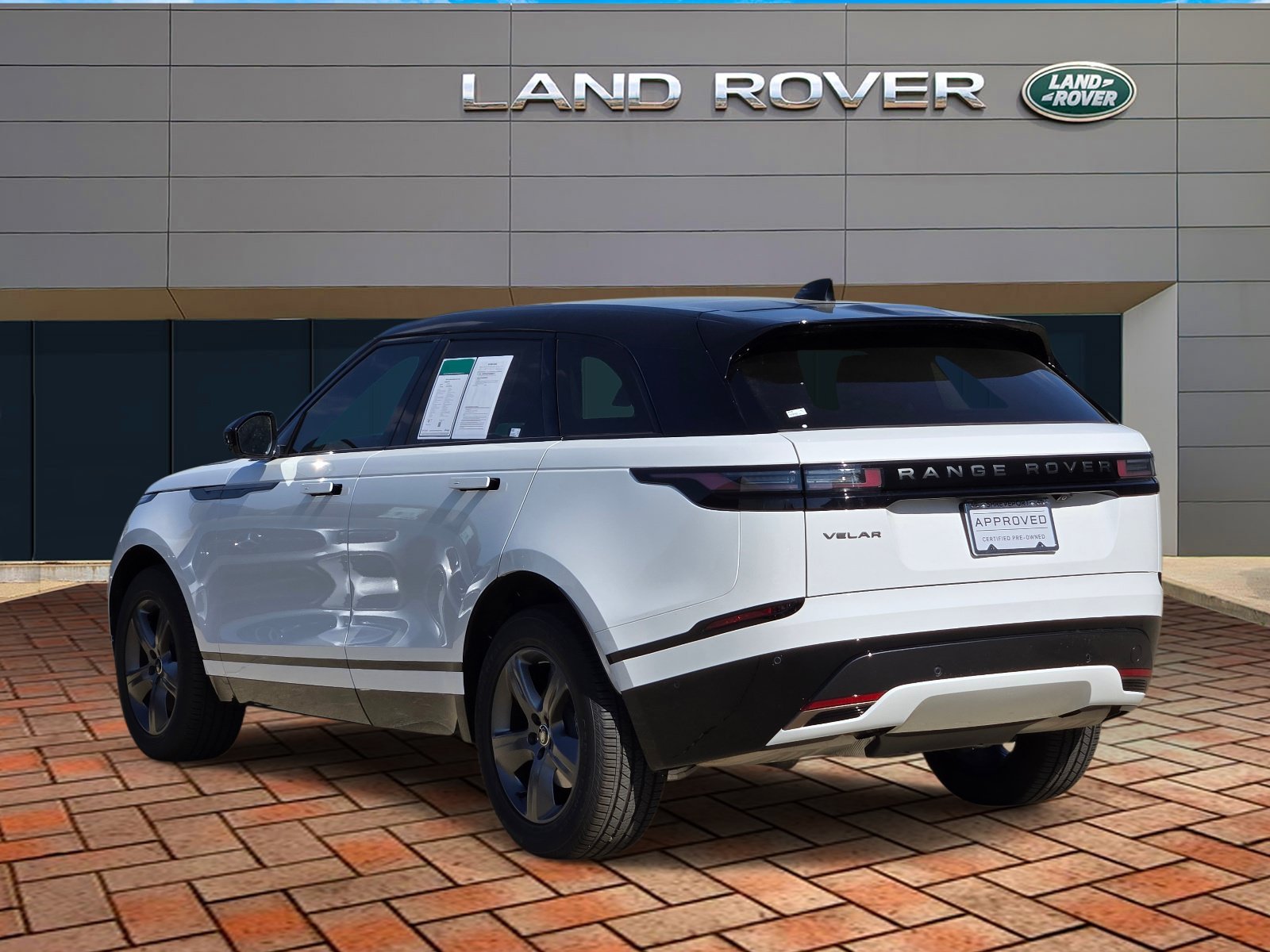 Used 2025 Fuji White Land Rover Dynamic SE image 4