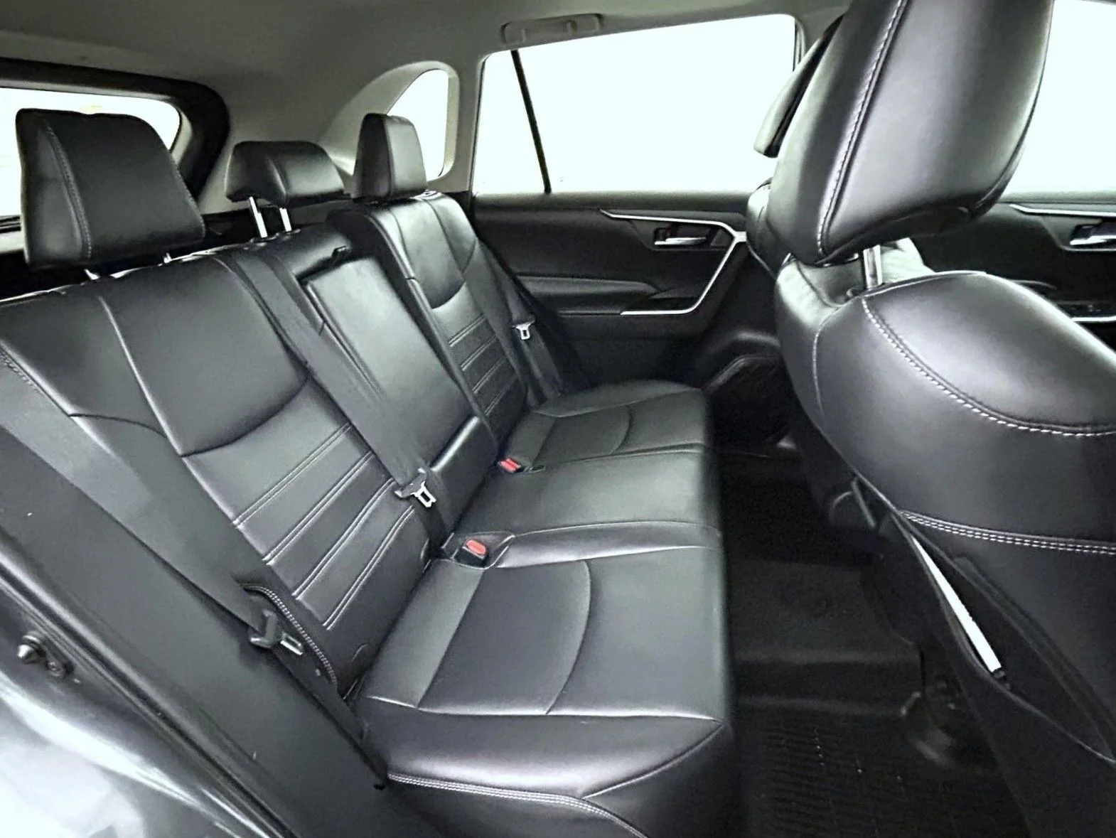 Used 2020 Gray Toyota XLE Premium image 18