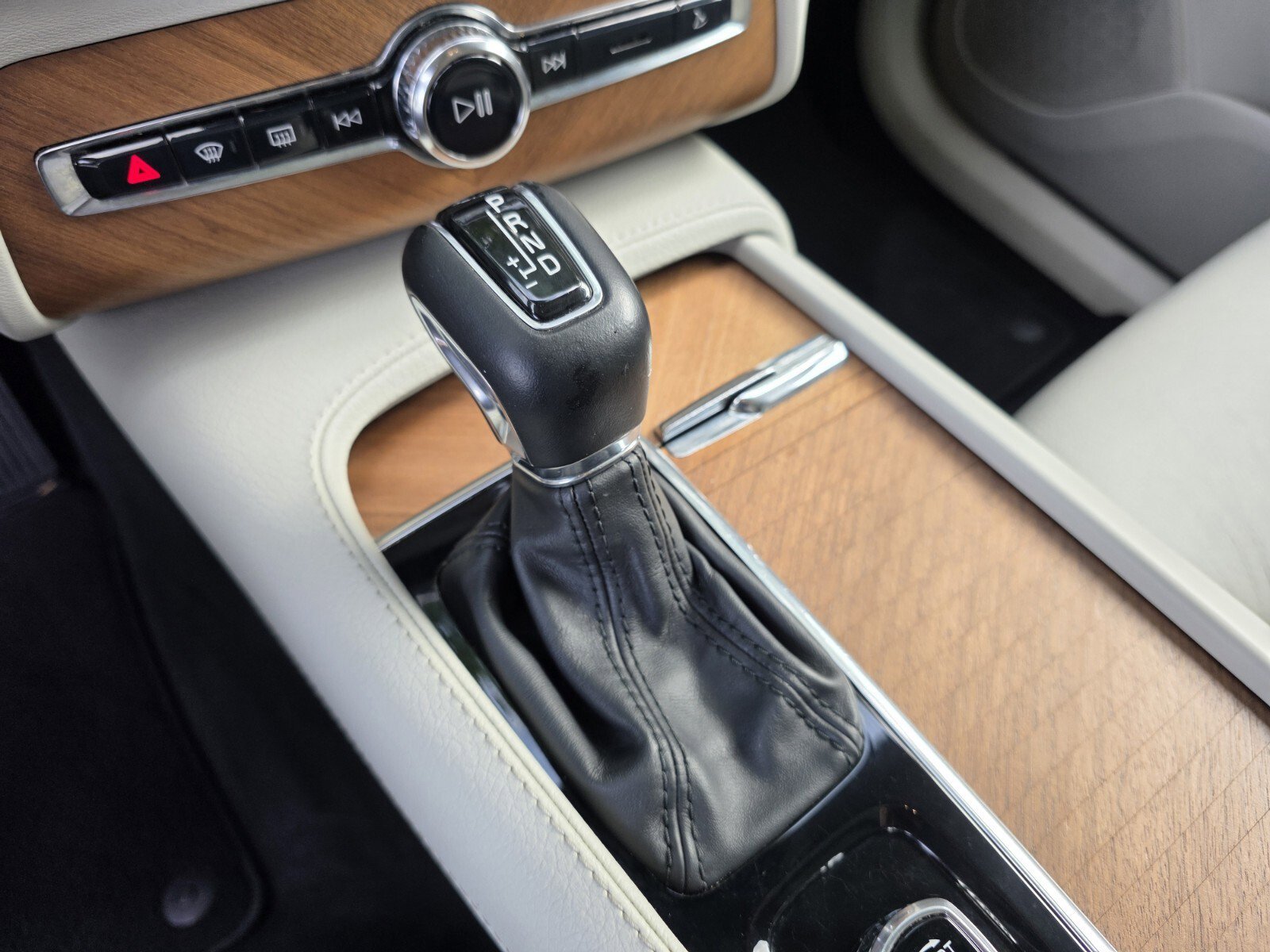 Used 2022 Denim Blue Metallic Volvo Momentum image 22