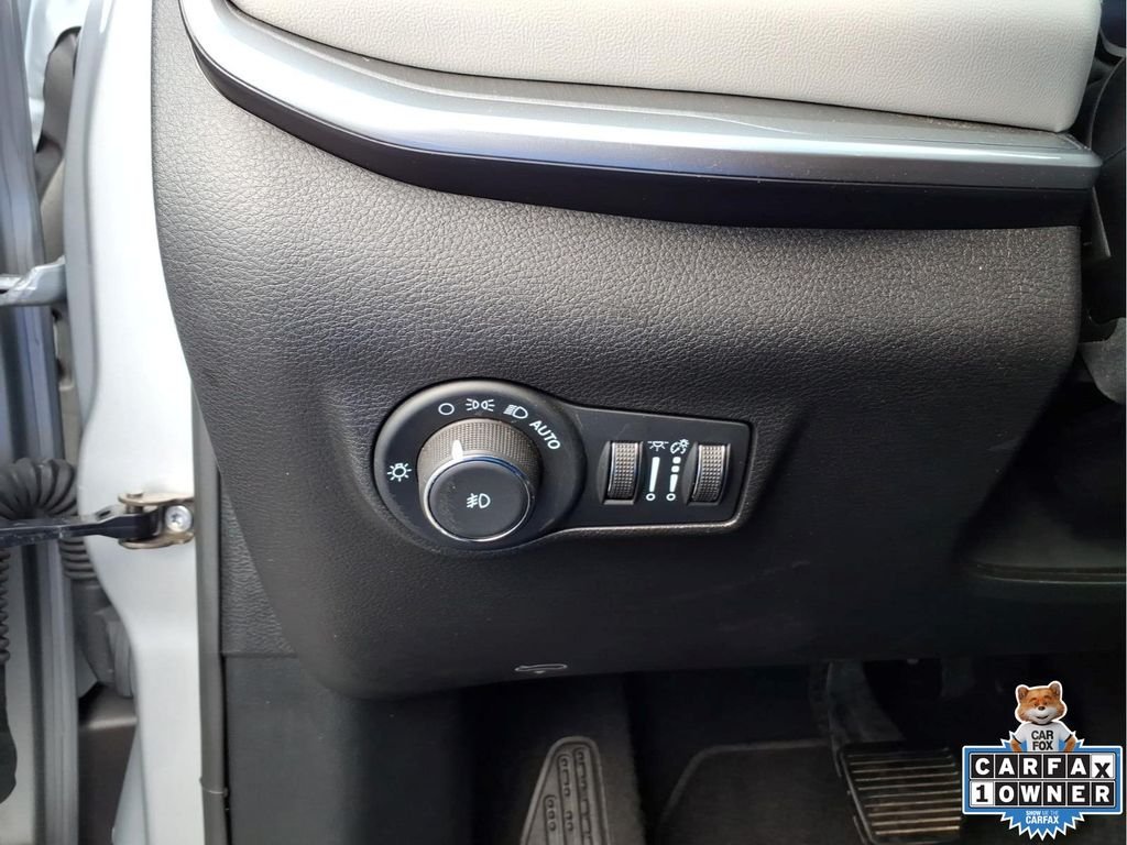 Used 2025 Silver Jeep Limited image 17